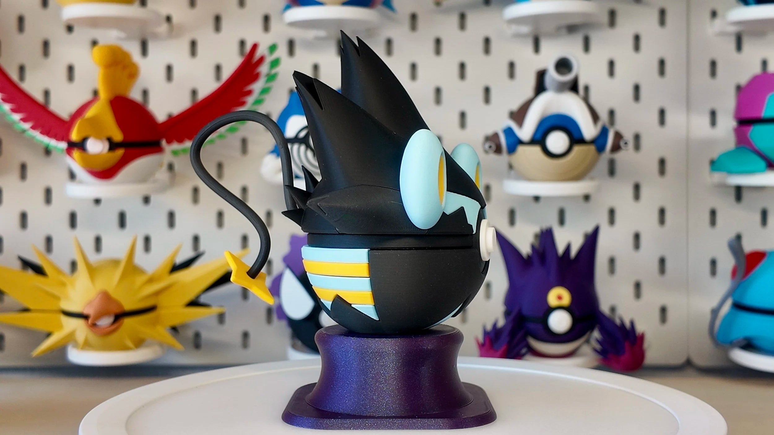 Pokémon-Inspired 3D Printed Poké Ball – Luxray