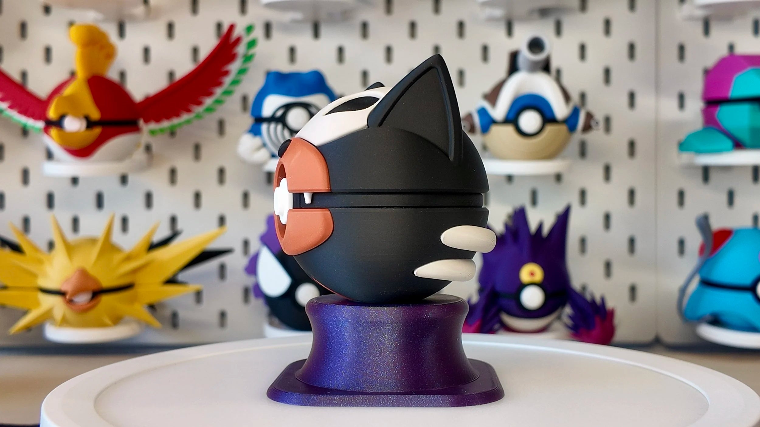 Pokémon-Inspired 3D Printed Poké Ball – Houndour